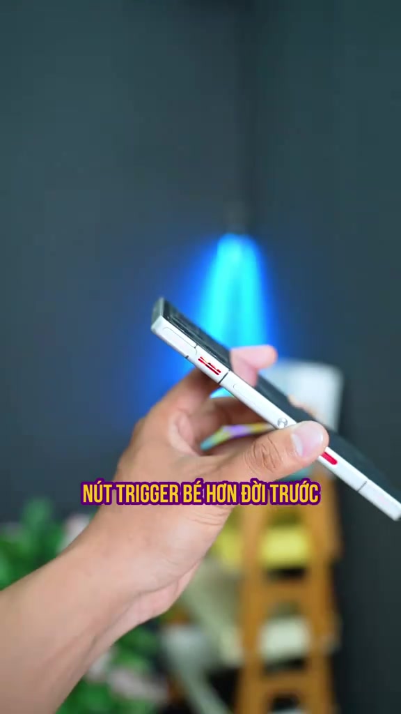 Cạnh viền RedMagic 12 Pro+ với nút trigger màu đỏ, cầm nghiêng trên tay