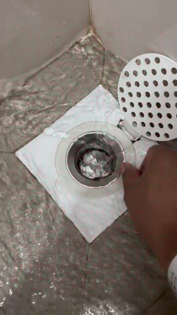Jari menekan flap stainless dalam core floor trap dari arah atas untuk menunjukkan flap hanya terbuka apabila ditekan dari atas