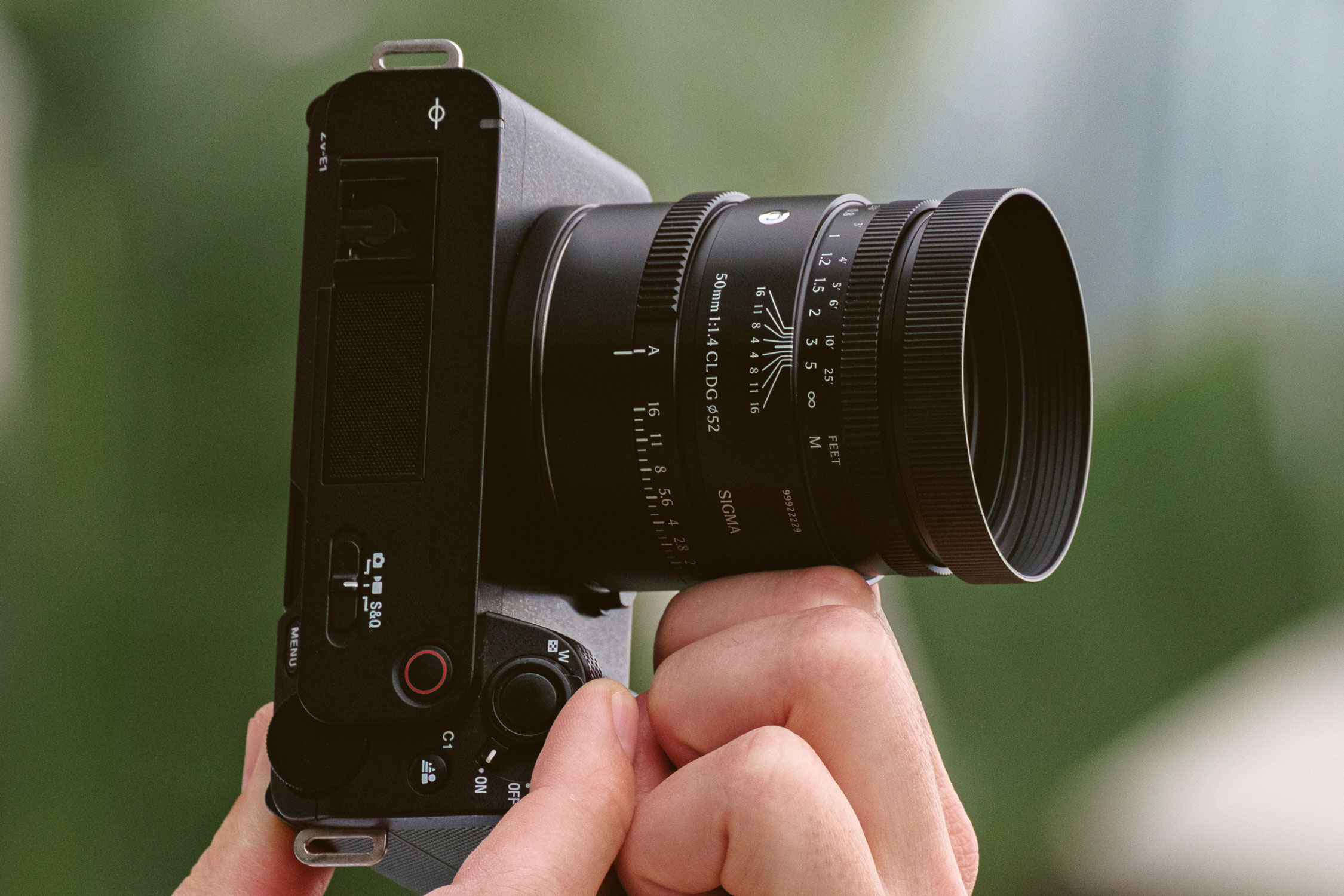 Sigma 50mm f/1.4 CL DG: Ống kính prime metal retro nhỏ gọn mở màn dòng CL
