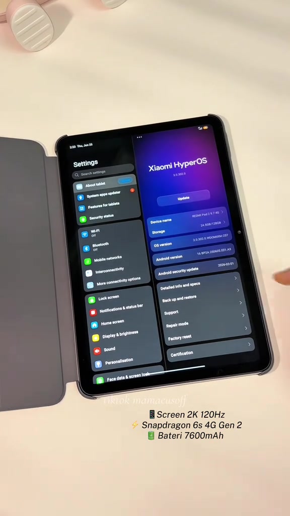 Redmi Pad 2 9.7 4G terbuka dalam cover kelabu, skrin Settings HyperOS memaparkan nama peranti dan storan, dengan kapsyen skrin 2K 120Hz, Snapdragon 6s 4G Gen 2 dan bateri 7600mAh
