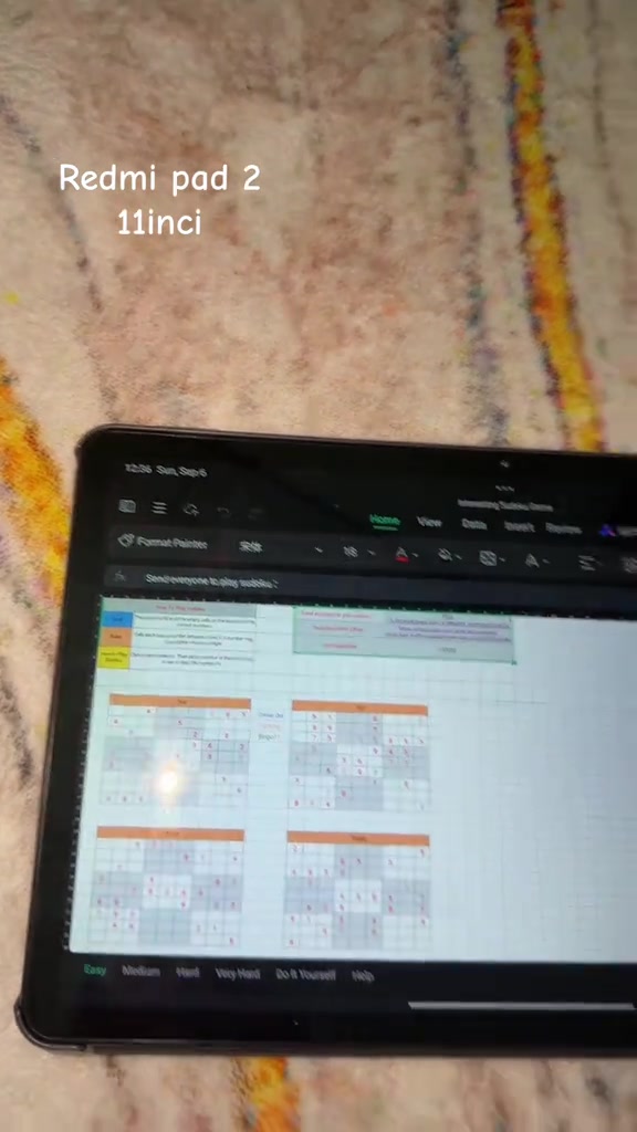 Redmi Pad 2 11 inci memaparkan dokumen spreadsheet dalam aplikasi pejabat