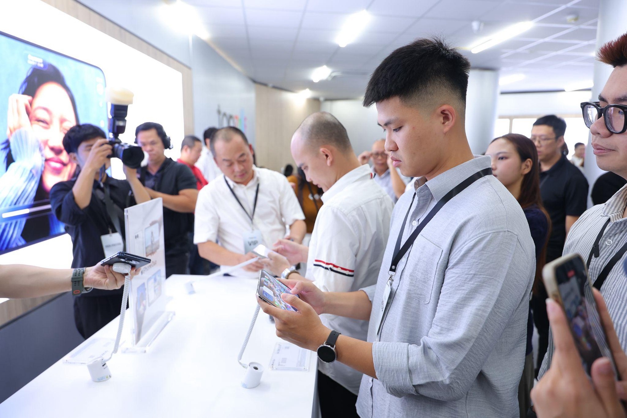 Người mua iPhone Duo kể cảm giác nhận chiếc iPhone gập đầu tiên của Apple