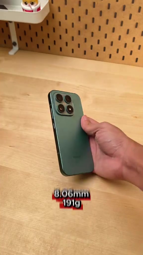 Xiaomi 17 warna hijau dipegang satu tangan dengan teks 8.06mm dan 191g pada bingkai