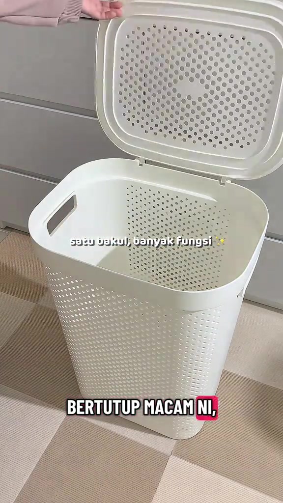 Bakul baju plastik putih berlubang dengan penutup terbuka menunjukkan dinding berlubang udara