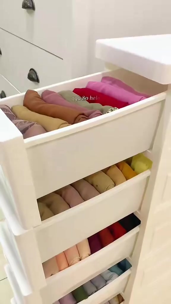 Laci drawer tudung putih terbuka dengan tudung bawal digulung rapi ikut warna