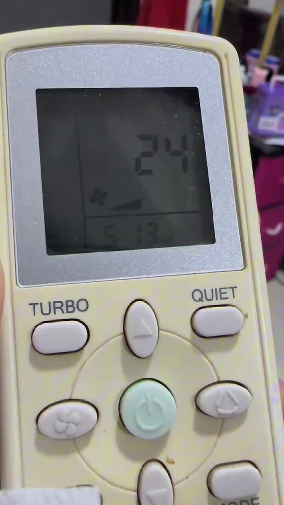 Remote aircond dari dekat menunjukkan suhu 24 darjah Celcius