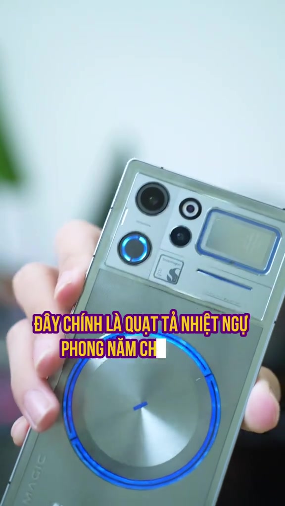 Cận cảnh vòng quạt tản nhiệt viền xanh và cụm camera trên mặt lưng RedMagic 12 Pro+
