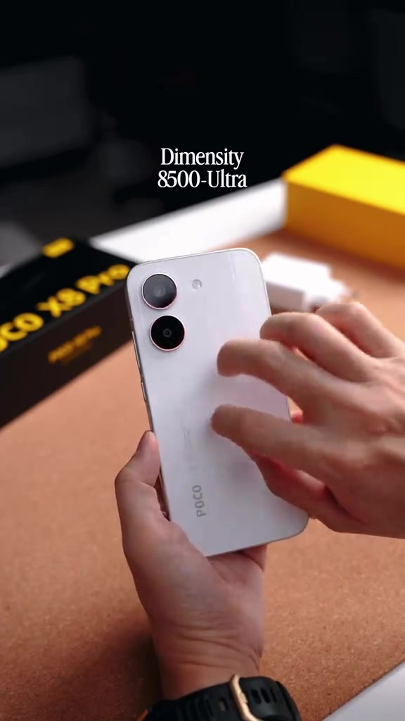 POCO X8 Pro warna putih dilihat dari belakang di tangan, dengan kotak POCO di latar