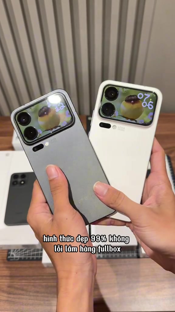 Hai chiếc Xiaomi 17 Pro Max màu xám và trắng cầm trên hai tay khoe mặt lưng, khung hình có phụ đề ghi hình thức đẹp 99% không lỗi lầm hàng fullbox