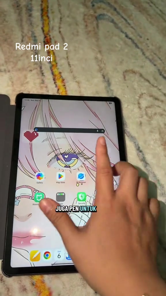 Redmi Pad 2 11 inci dengan wallpaper anime di skrin utama dan satu jari menuding skrin