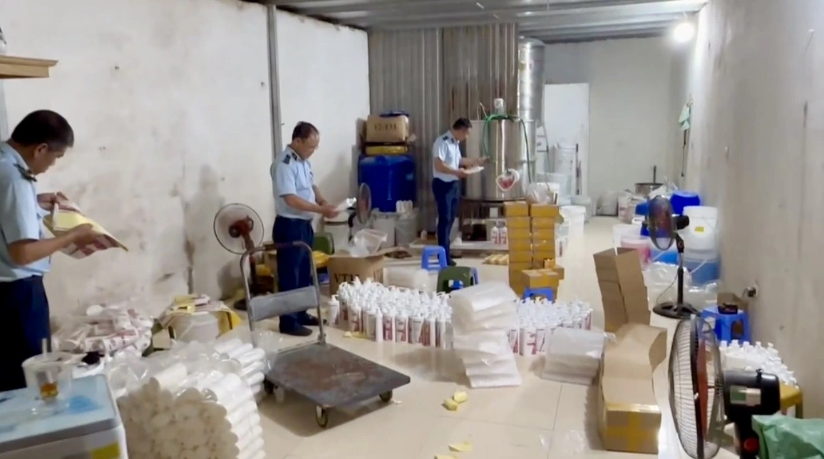 Nhận biết sữa tắm và nước giặt giả sau vụ triệt phá tại Hà Nội