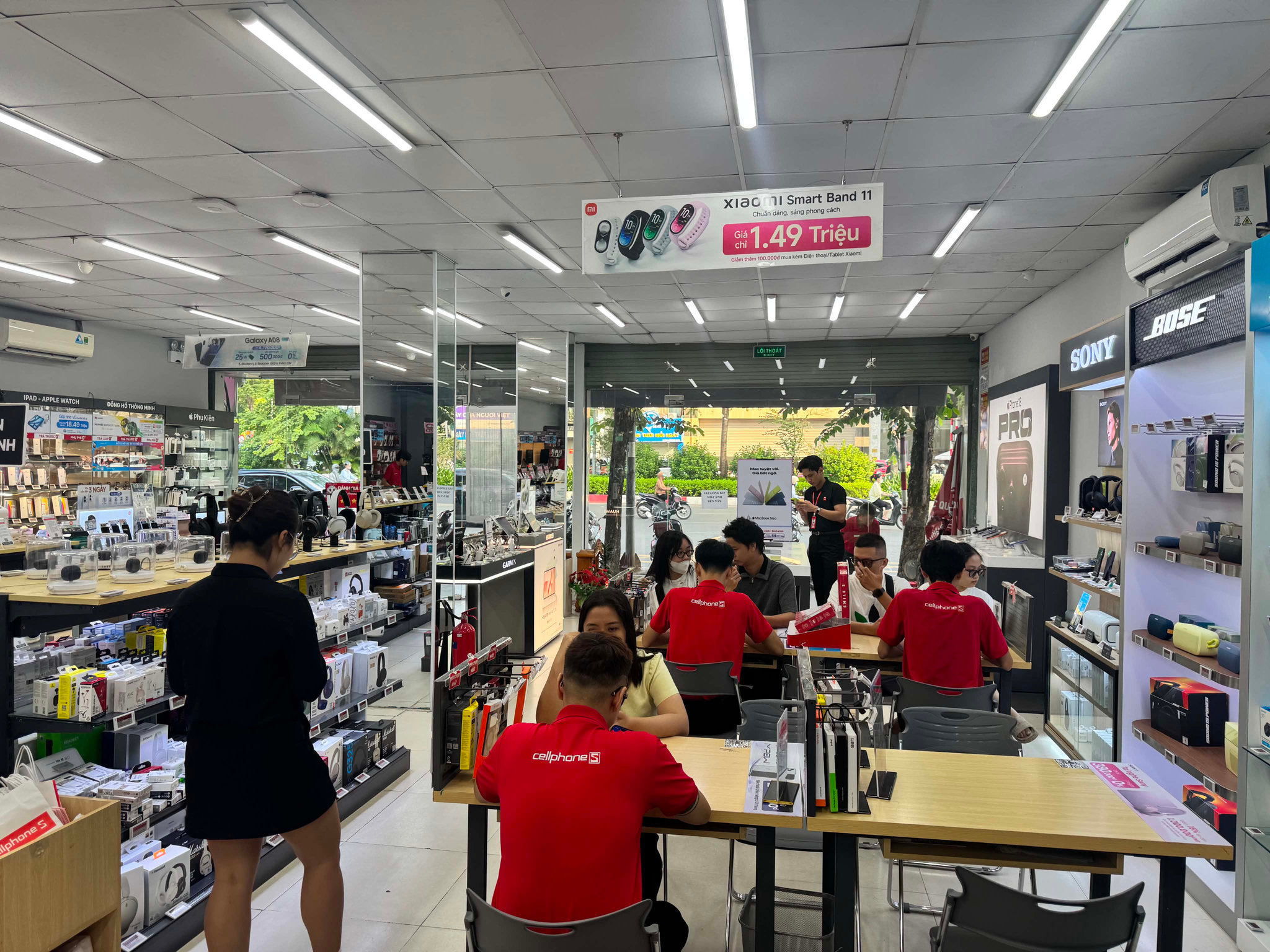 iPhone Duo mở bán: Flagship gập cao cấp nhưng khách vẫn thưa thớt