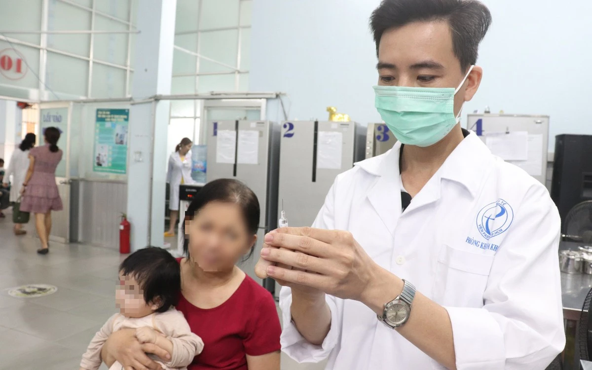 Não mô cầu nhóm B gia tăng: Trẻ chờ tiêm nhắc cần lưu ý gì?