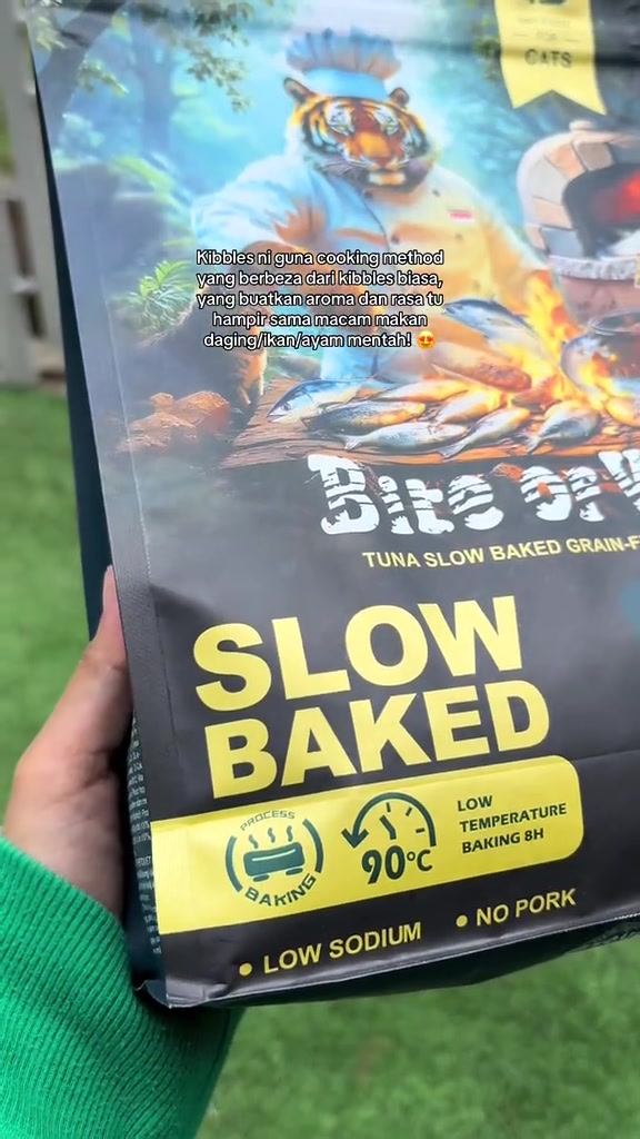 Bungkusan hitam Bite of Wild dengan label kuning SLOW BAKED dan tanda 90°C