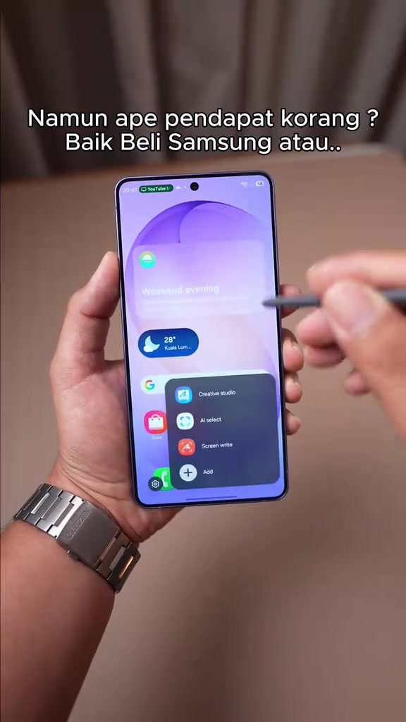Galaxy S26 Ultra dengan S Pen di tangan, menu Creative Studio terbuka pada skrin