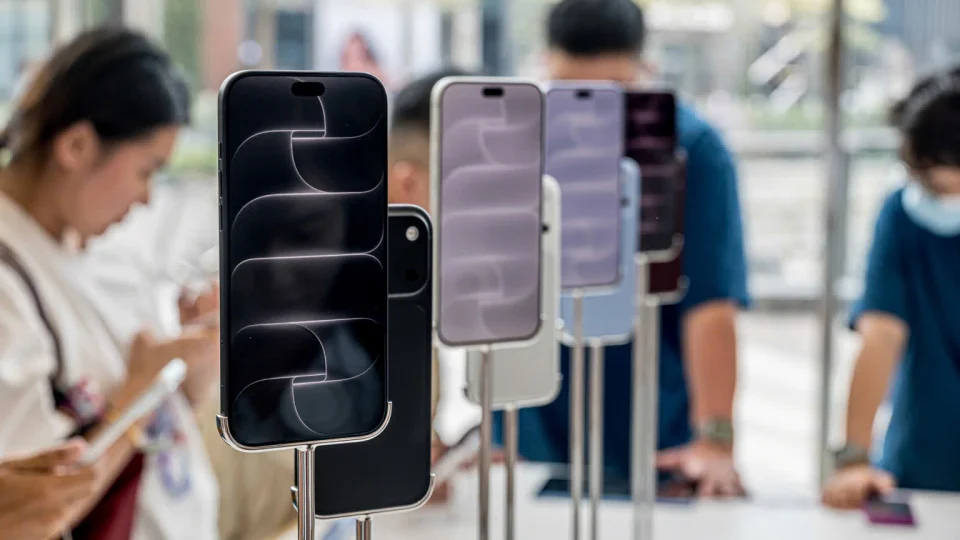 iPhone Duo có đáng mua? Ai nên chọn iPhone màn hình gập