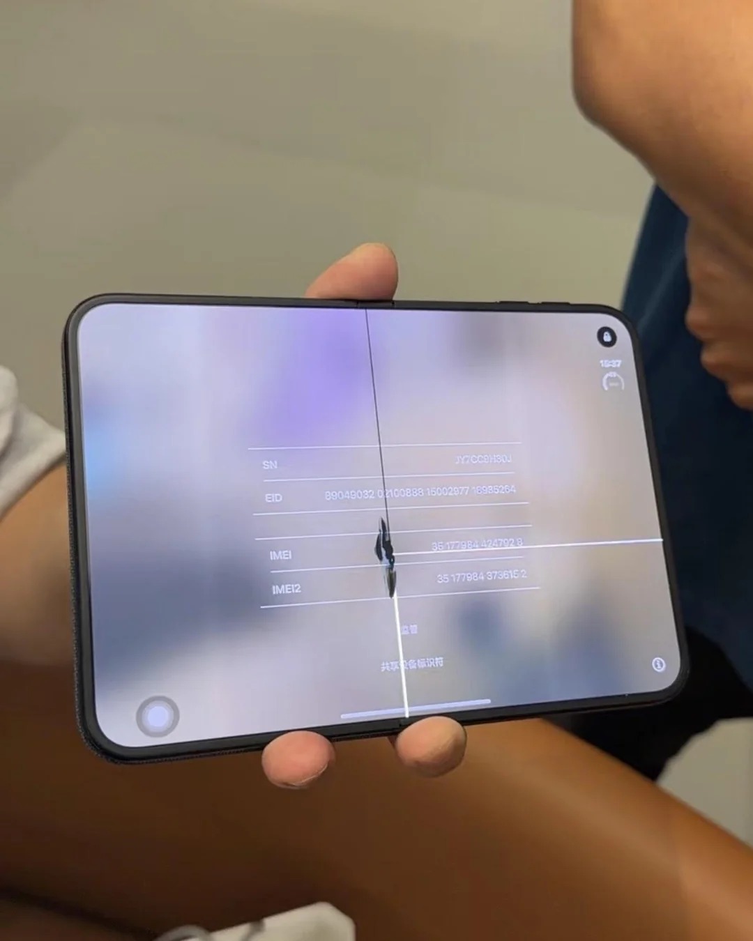 iPhone Duo nứt màn hình: Đáng lo ở bản lề hay khâu lắp ráp?