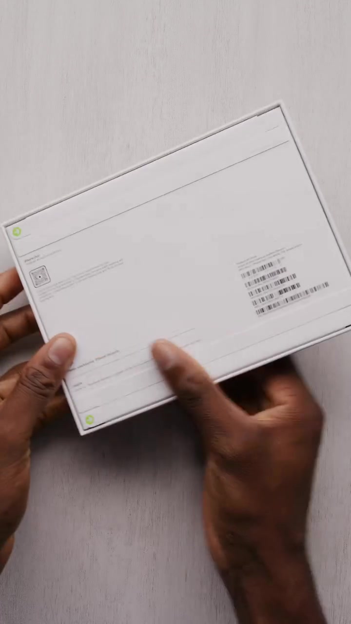 Belakang kotak iPhone Duo dengan label barcode dan maklumat produk