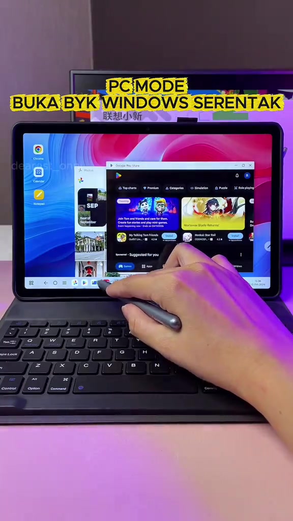 Lenovo Idea Tab dalam PC mode membuka beberapa tetingkap aplikasi serentak dengan keyboard dan Tab Pen di hadapan