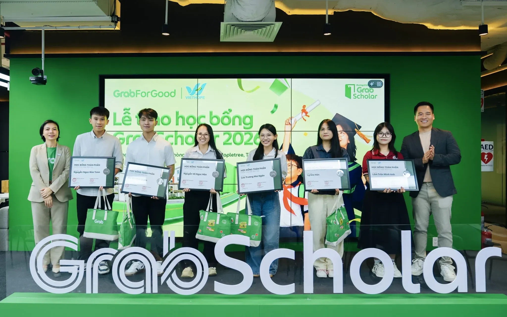 GrabScholar mở rộng cơ hội học tập cho hơn 300 học sinh, sinh viên