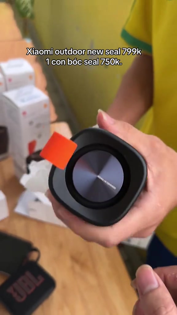 Cận cảnh mặt đầu loa Xiaomi Sound Outdoor với màng rung thụ động tròn và dải vải cam