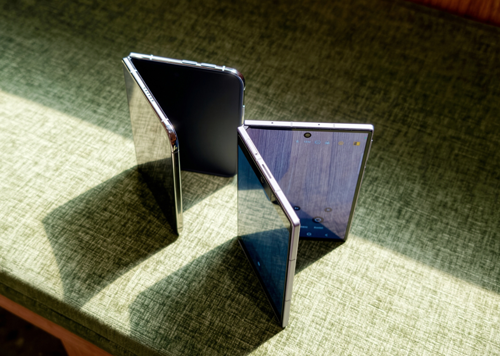 Galaxy Z Fold8 hay iPhone Duo: điện thoại gập nào đáng tiền?