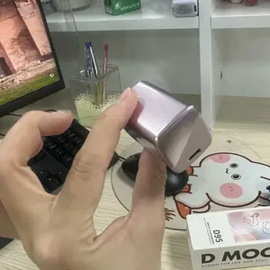 Hộp sạc Dmooster D95 màu hồng khép nắp cầm trên tay, cạnh hộp giấy in chữ D95