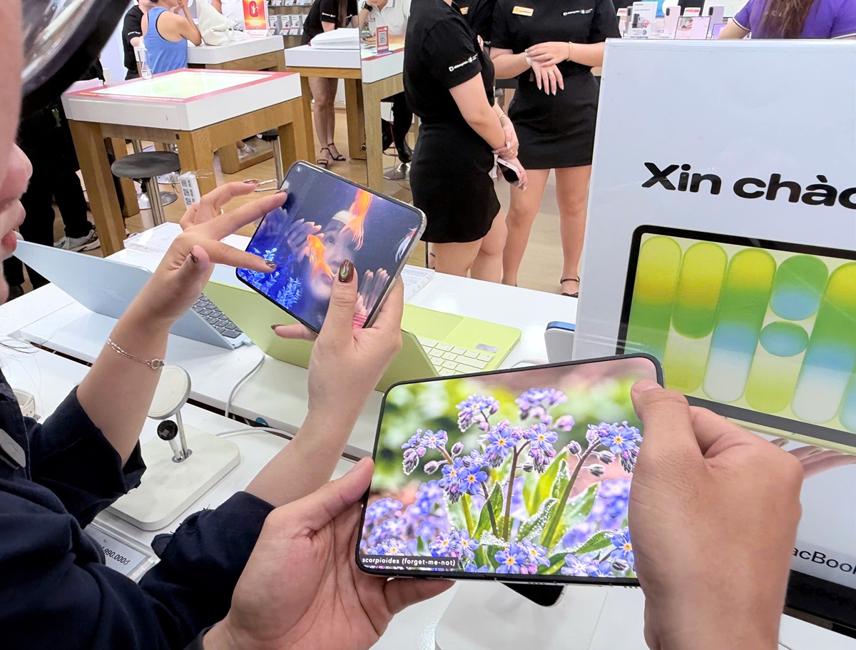 iPhone Duo mở bán: Háo hức nhận máy đầu tiên