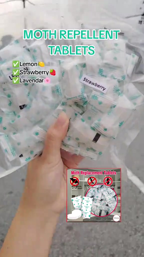 Tangan memegang beberapa sachet tablet penghalau gegat berbungkus putih bercorak hijau dengan label strawberi