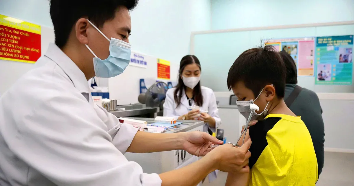 Nhu cầu tiêm vaccine não mô cầu tăng vọt: Phụ huynh cần biết gì?