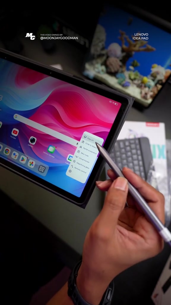 Tab Pen dihalakan ke skrin Lenovo Idea Tab menunjukkan menu pintas pen seperti magnifying glass dan screenshot