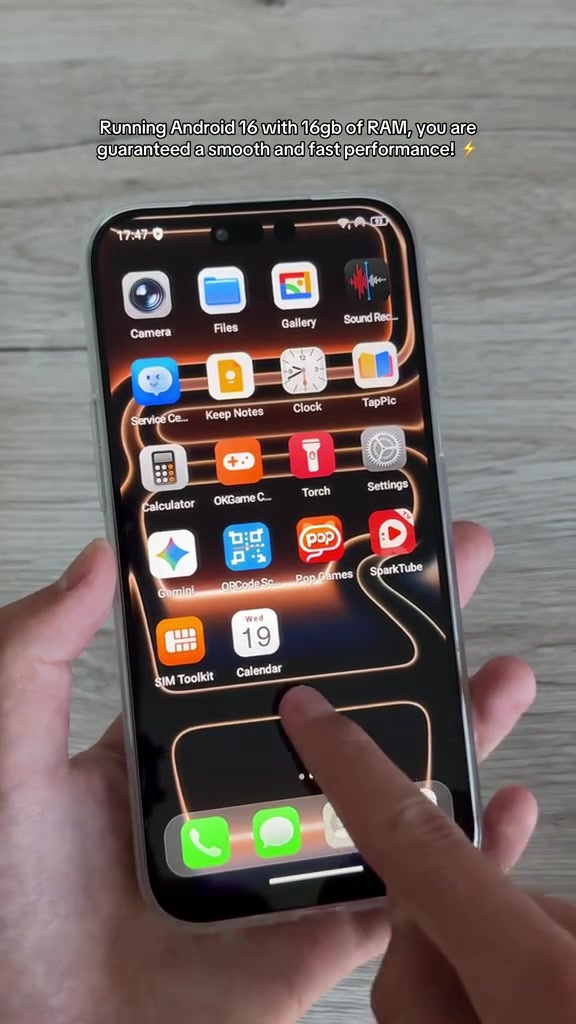 Skrin utama OUKITEL C17 Plus menyala menunjukkan deretan aplikasi Android 16