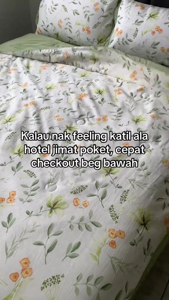 Katil lengkap comforter putih bercorak bunga dan sarung bantal sepadan terbentang kemas dari kepala hingga hujung katil