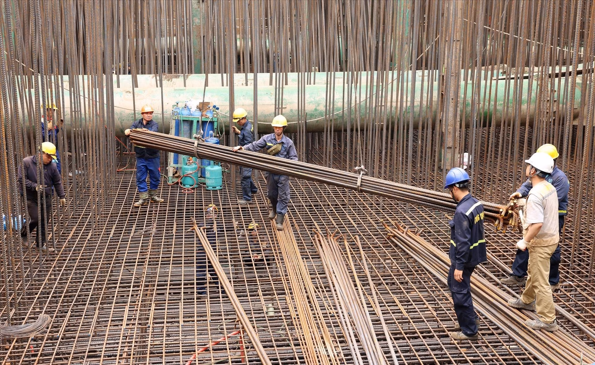 Bảy cầu sông Hồng tăng tốc nhưng mắc kẹt vì mặt bằng và vật liệu