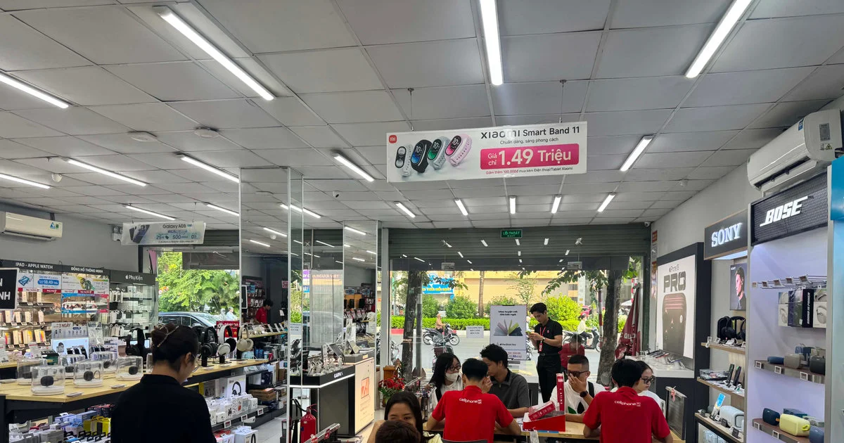 iPhone Duo mở bán: Giá cao, hàng ít khiến khách thưa vắng