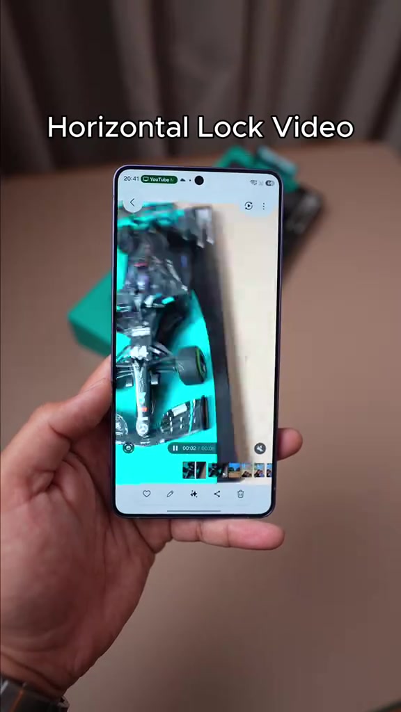 Skrin Galaxy S26 Ultra menunjukkan video dalam mod Horizontal Lock semasa rakaman