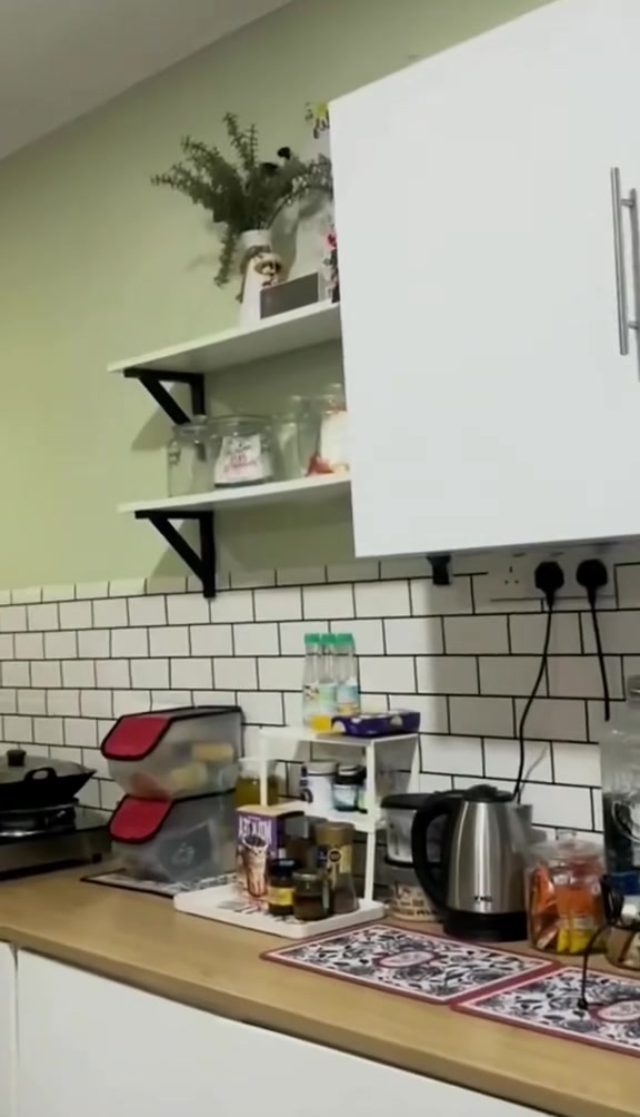 Dapur dengan wallpaper pelekat corak subway tile putih di dinding belakang counter