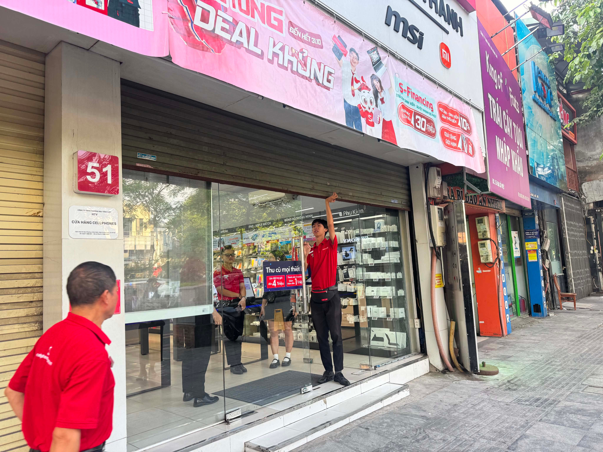 iPhone Duo mở bán: Flagship gập cao cấp nhưng khách vẫn thưa thớt
