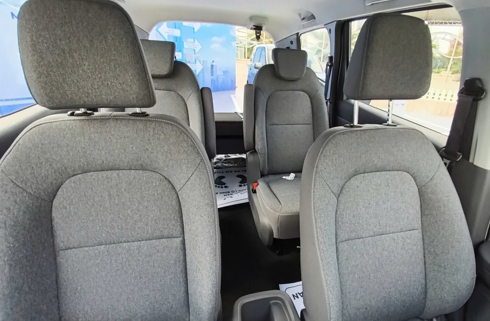 MPV 7 chỗ giá rẻ: Toyota mild-hybrid hay Wuling điện?