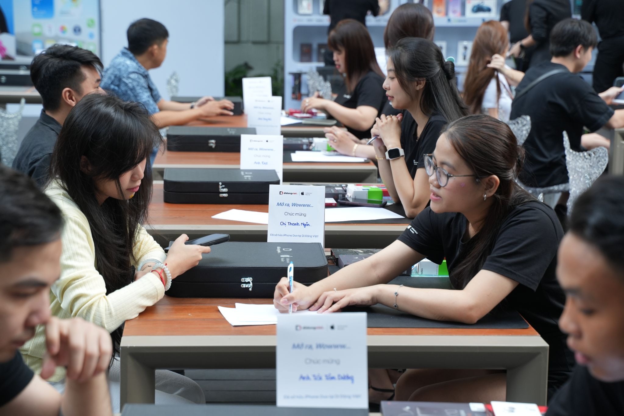 iPhone Duo mở bán: Háo hức nhận máy đầu tiên
