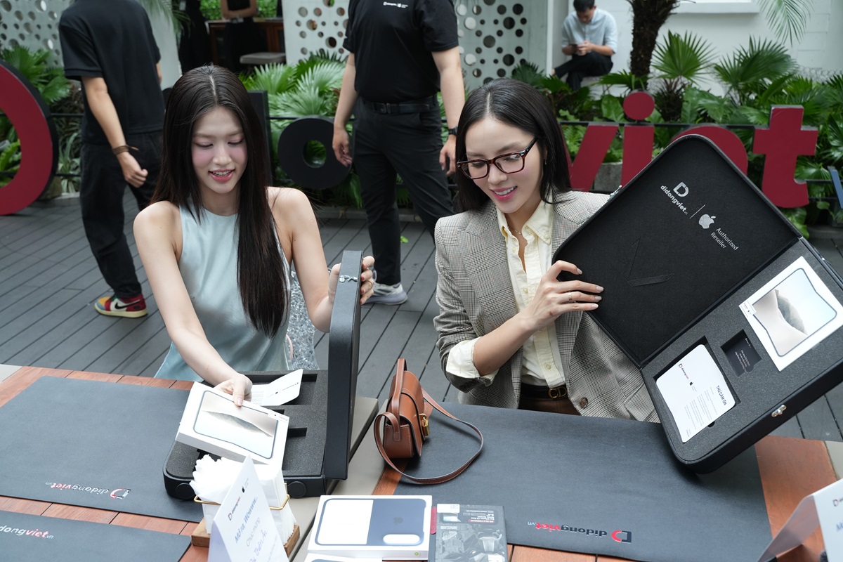 iPhone Duo mở bán: Háo hức nhận máy đầu tiên