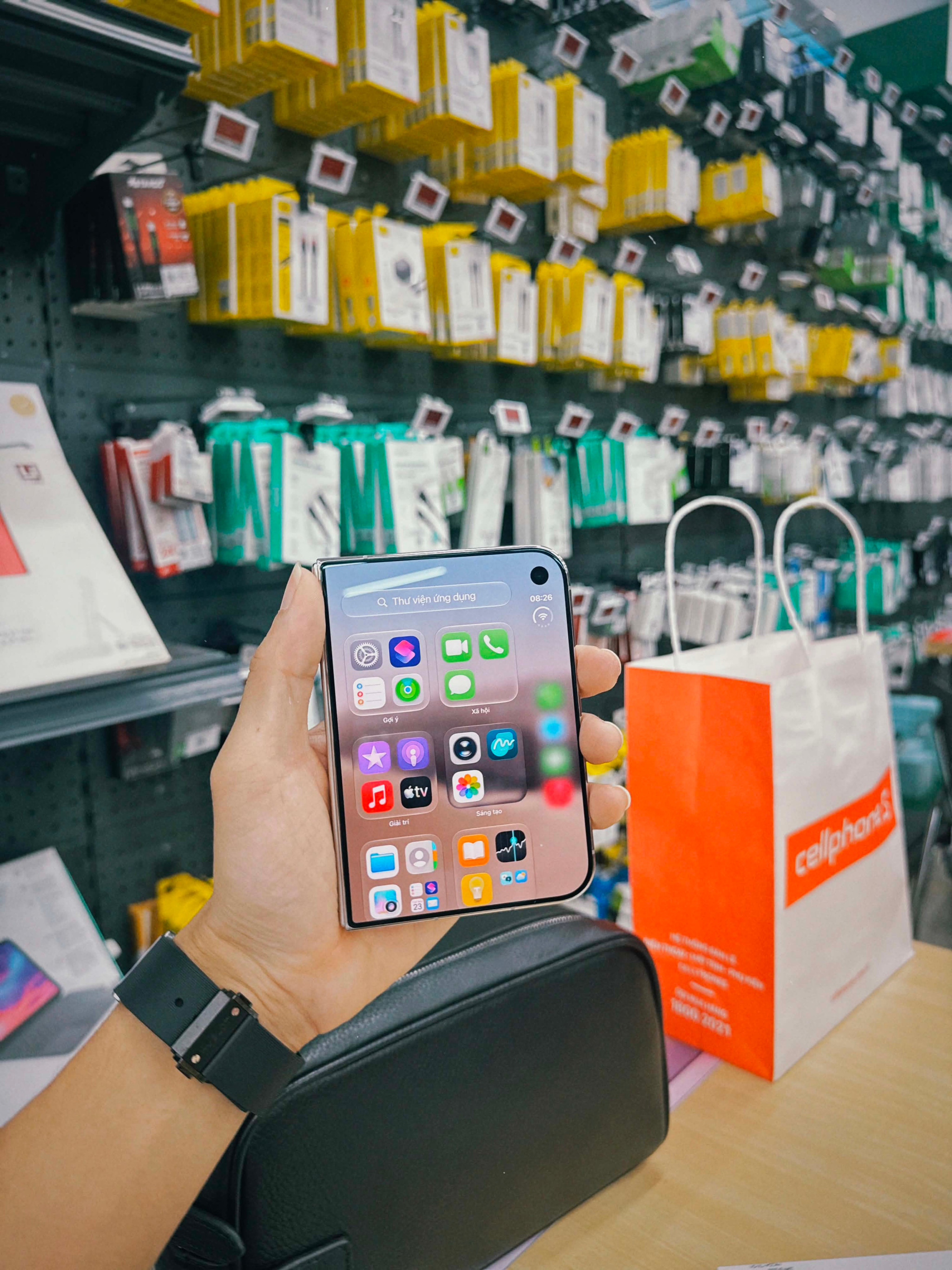 iPhone Duo mở bán: Flagship gập cao cấp nhưng khách vẫn thưa thớt