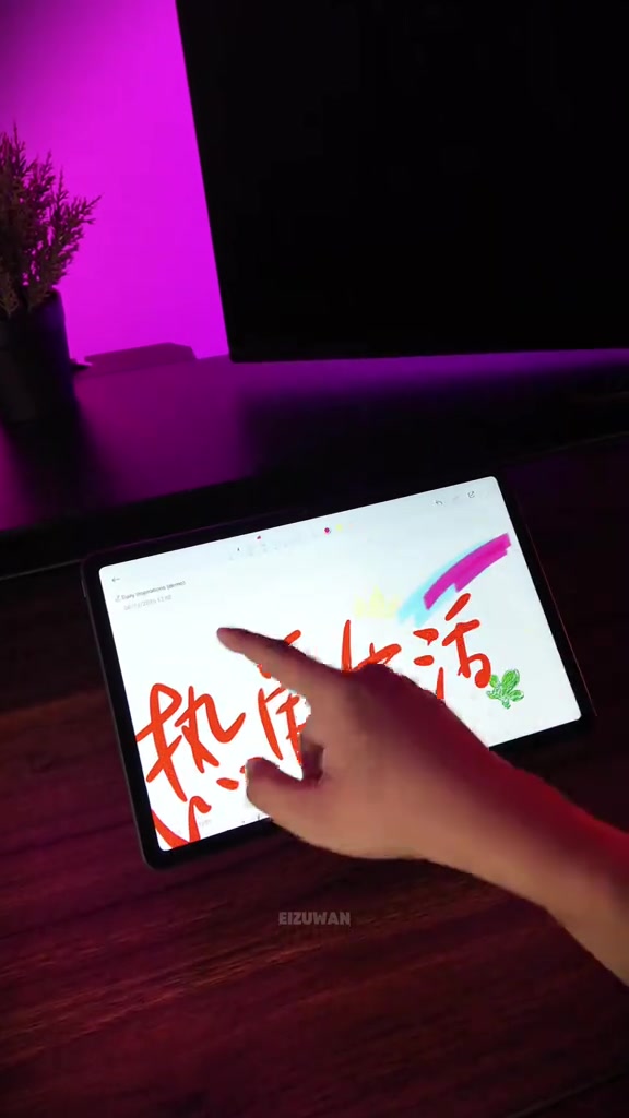 Redmi Pad 2 di atas meja kayu dengan tulisan tangan berwarna-warni di skrin