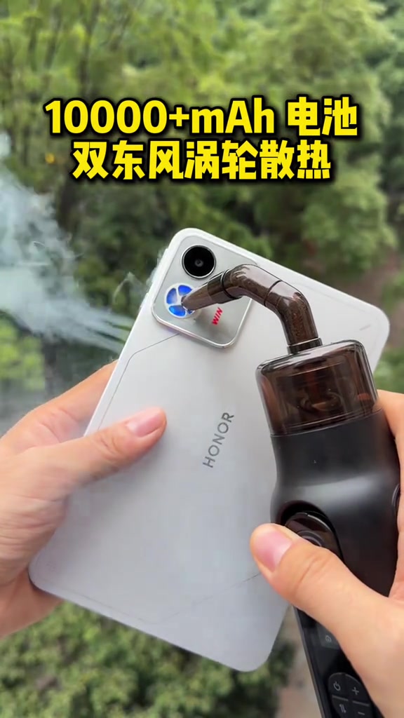 Thử khói trên Honor WIN Pad màu trắng: đầu ống thổi hơi nước đặt vào khe quạt ngay cụm camera, luồng khói bị hút qua quạt