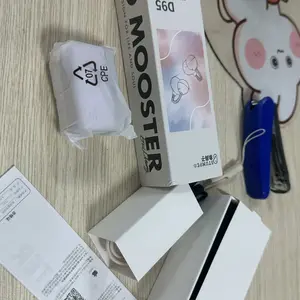 Hộp giấy Dmooster D95 cùng túi đựng và giấy hướng dẫn trải trên bàn