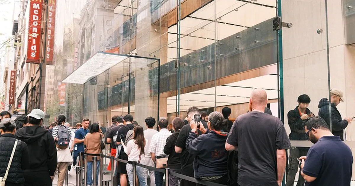 iPhone Duo mở bán toàn cầu: Khan hàng thử thách cuộc đua điện thoại gập