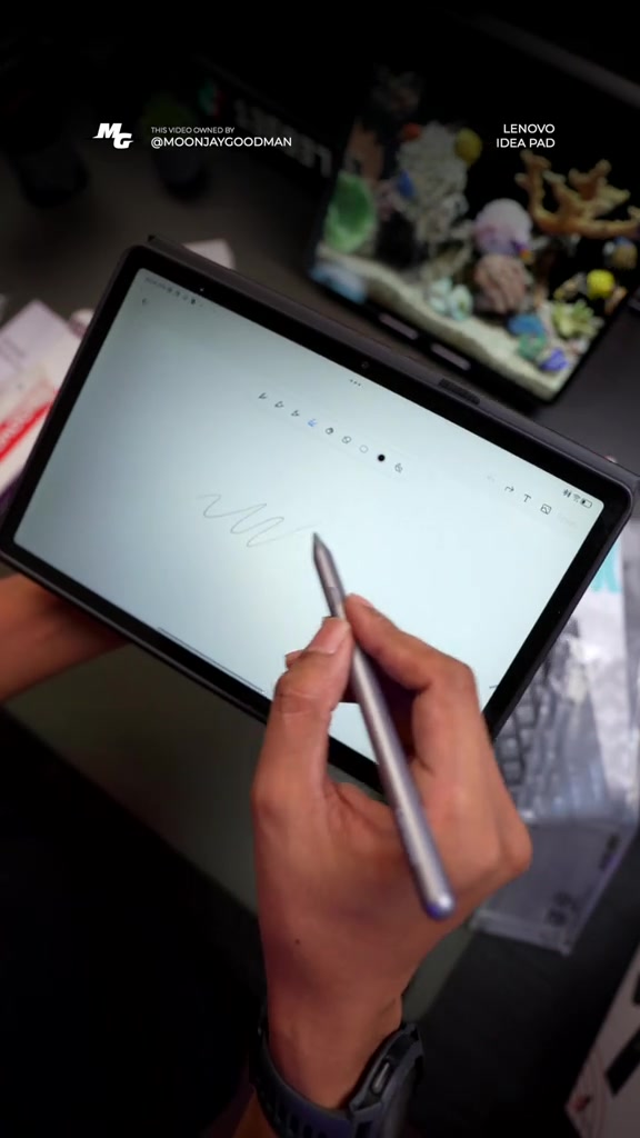 Tangan menulis di skrin Lenovo Idea Tab menggunakan Tab Pen pada kanvas putih dalam app nota
