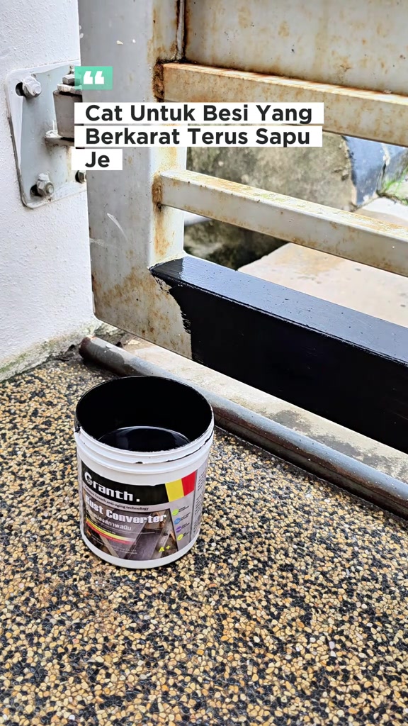 Tin cat rust converter berwarna hitam diletak di lantai sebelah pagar besi yang baru lepas disapu hitam
