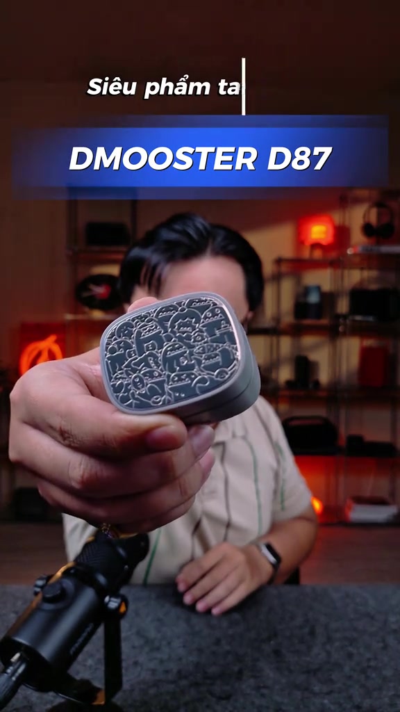 Hộp sạc Dmooster D87 khép nắp với hoa văn khắc chìm, được cầm hướng về ống kính