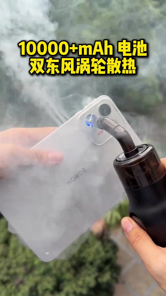 Luồng khói thoát ra thành vệt từ khe quạt tản nhiệt trên mặt lưng Honor WIN Pad khi thử bằng máy thổi hơi nước